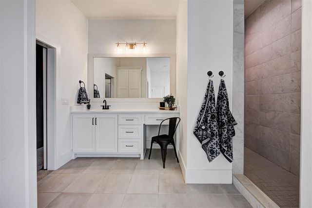 10121 Oakwood Drive, Edmond, OK 73025