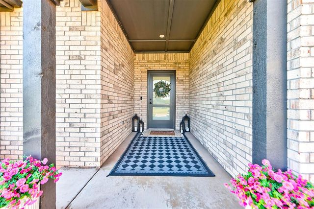 10121 Oakwood Drive, Edmond, OK 73025