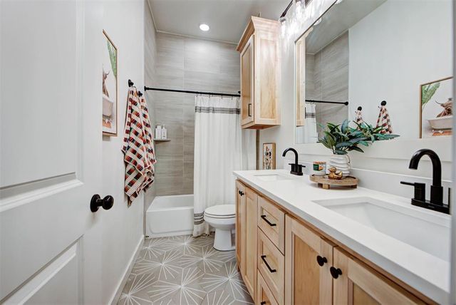 10121 Oakwood Drive, Edmond, OK 73025