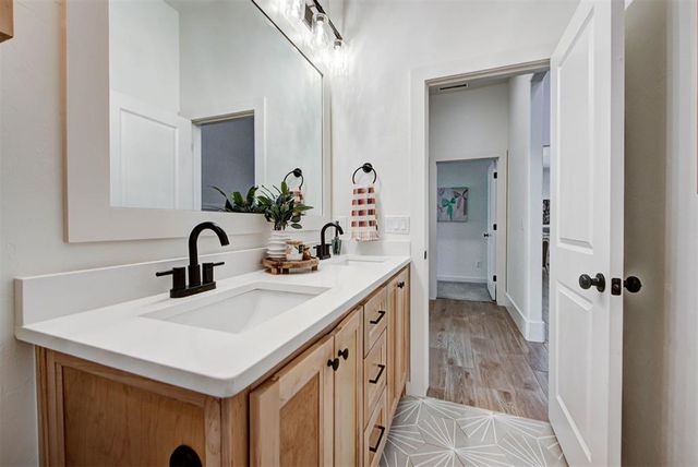 10121 Oakwood Drive, Edmond, OK 73025