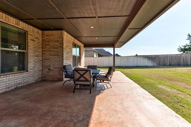 10121 Oakwood Drive, Edmond, OK 73025