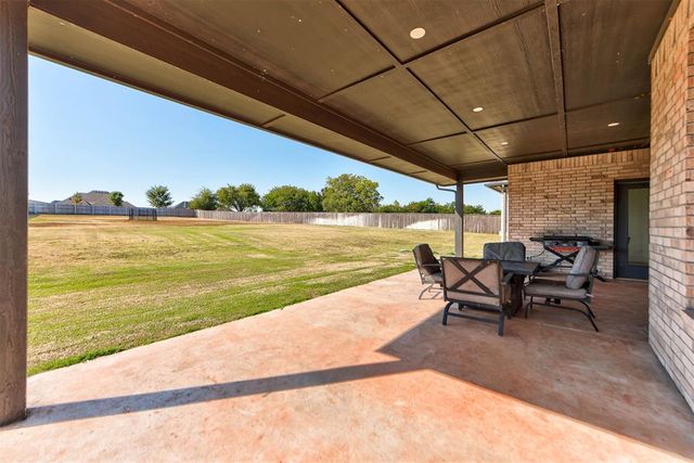 10121 Oakwood Drive, Edmond, OK 73025