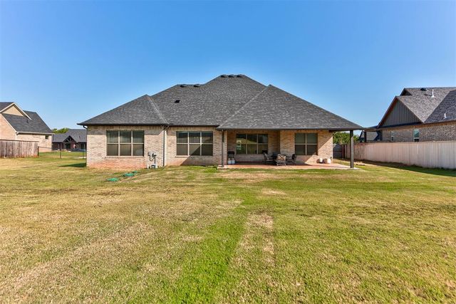 10121 Oakwood Drive, Edmond, OK 73025