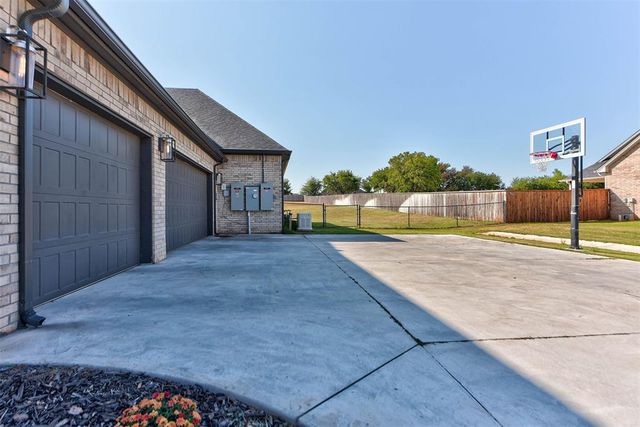 10121 Oakwood Drive, Edmond, OK 73025
