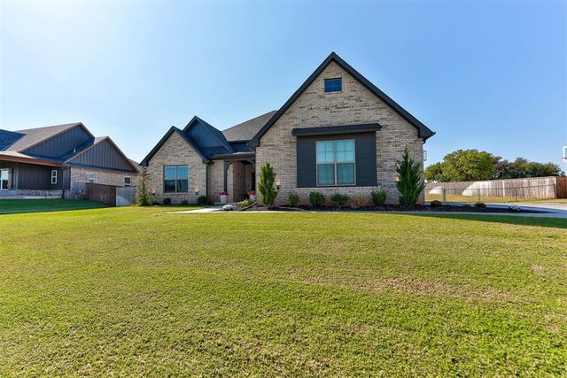 10121 Oakwood Drive, Edmond, OK 73025