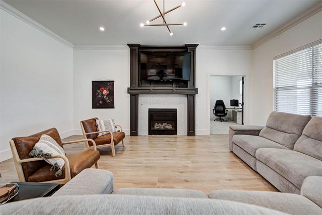 10121 Oakwood Drive, Edmond, OK 73025