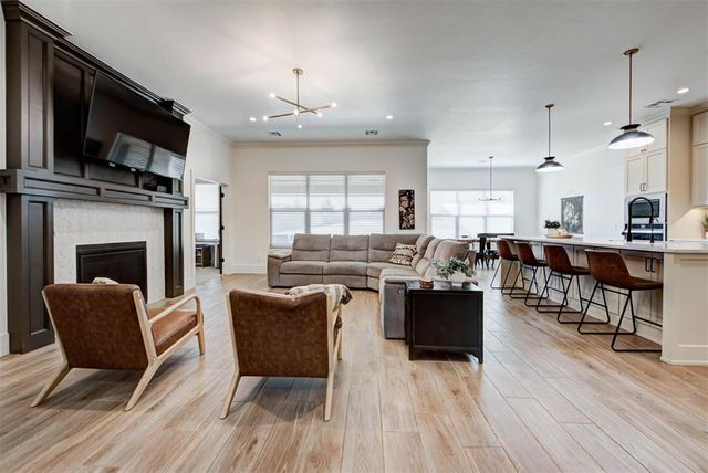 10121 Oakwood Drive, Edmond, OK 73025
