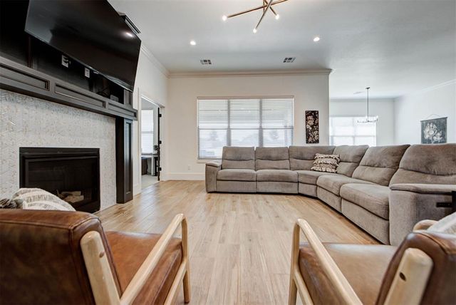 10121 Oakwood Drive, Edmond, OK 73025