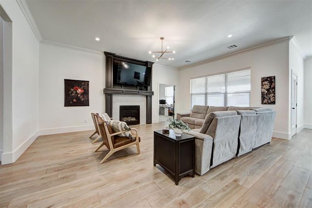 10121 Oakwood Drive, Edmond, OK 73025