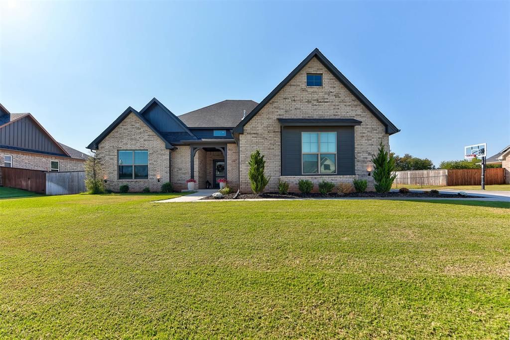 10121 Oakwood Drive, Edmond, OK 73025