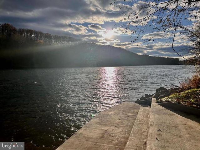 79 TIDEWATER TER, Falling Waters, WV 25419