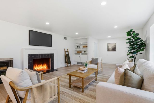 894 Larch Ln, Sacramento, CA 95864