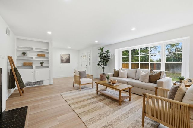 894 Larch Ln, Sacramento, CA 95864