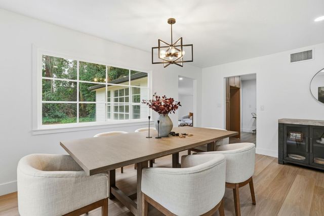 894 Larch Ln, Sacramento, CA 95864