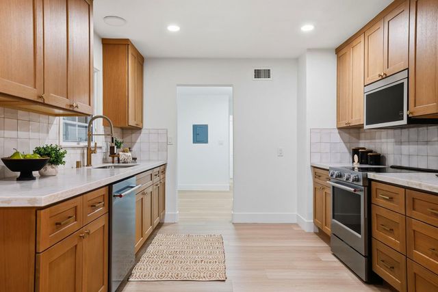 894 Larch Ln, Sacramento, CA 95864