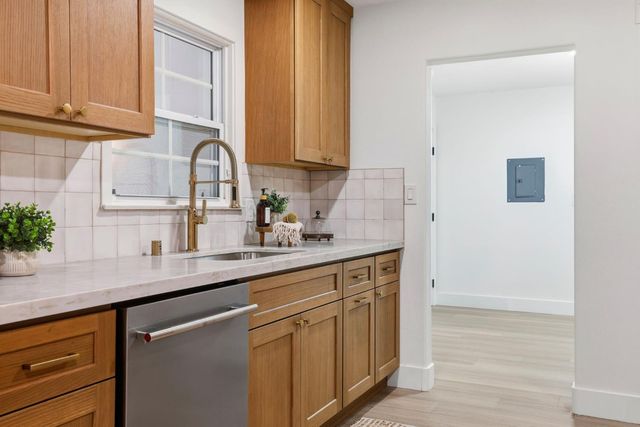 894 Larch Ln, Sacramento, CA 95864