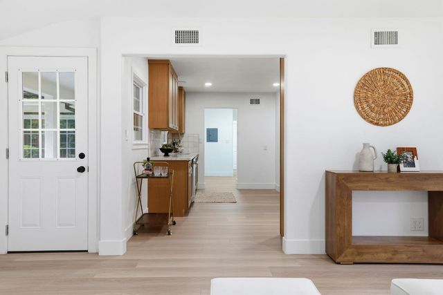 894 Larch Ln, Sacramento, CA 95864