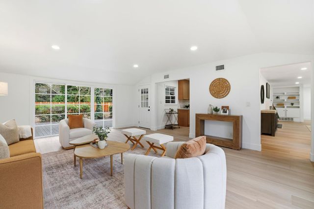 894 Larch Ln, Sacramento, CA 95864