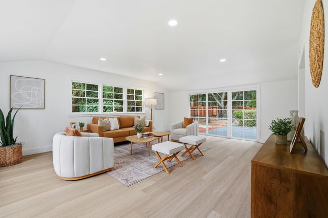 894 Larch Ln, Sacramento, CA 95864