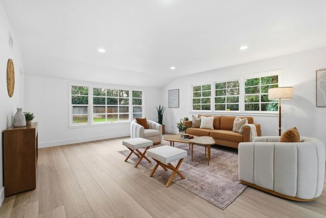 894 Larch Ln, Sacramento, CA 95864