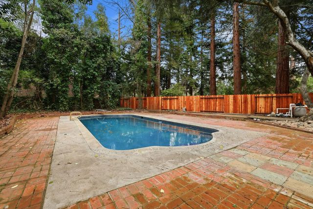 894 Larch Ln, Sacramento, CA 95864