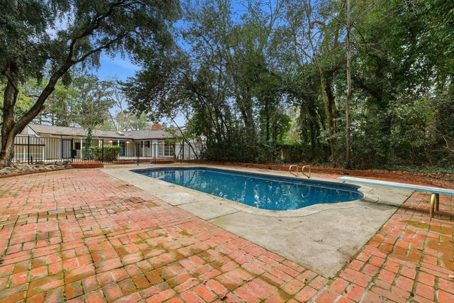 894 Larch Ln, Sacramento, CA 95864