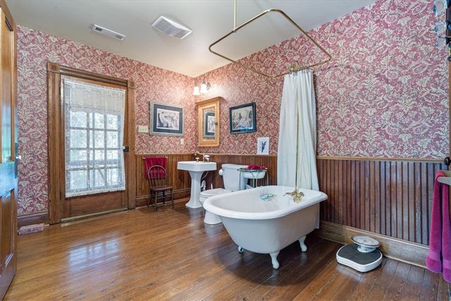 12 Summit Street, Eureka Springs, AR 72632