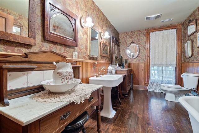 12 Summit Street, Eureka Springs, AR 72632