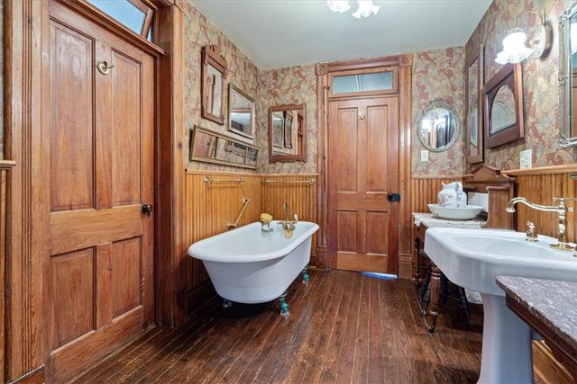 12 Summit Street, Eureka Springs, AR 72632