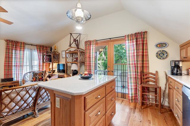 12 Summit Street, Eureka Springs, AR 72632