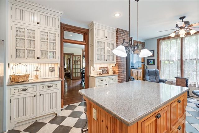 12 Summit Street, Eureka Springs, AR 72632