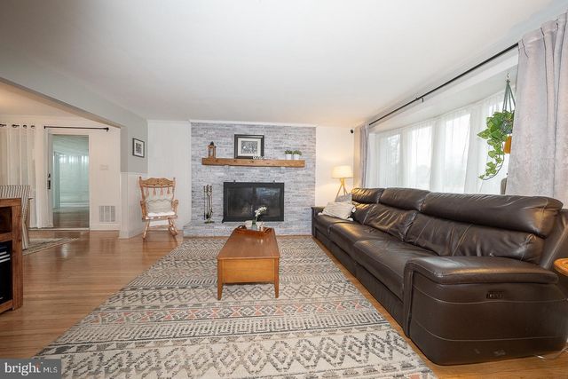 8 GROVE LN, Broomall, PA 19008