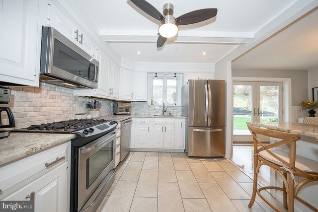 8 GROVE LN, Broomall, PA 19008