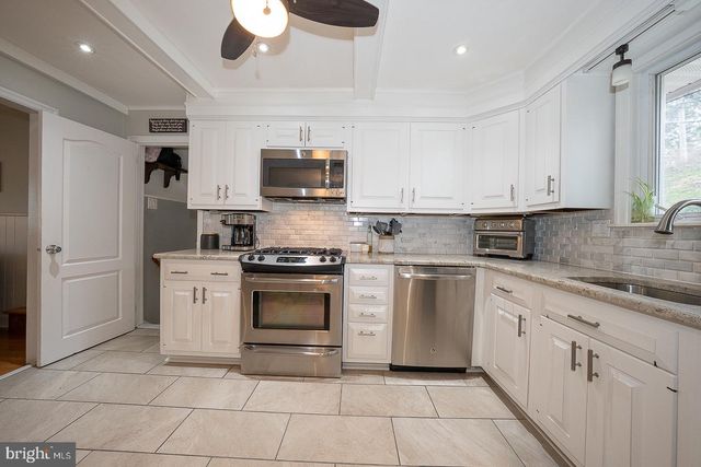 8 GROVE LN, Broomall, PA 19008