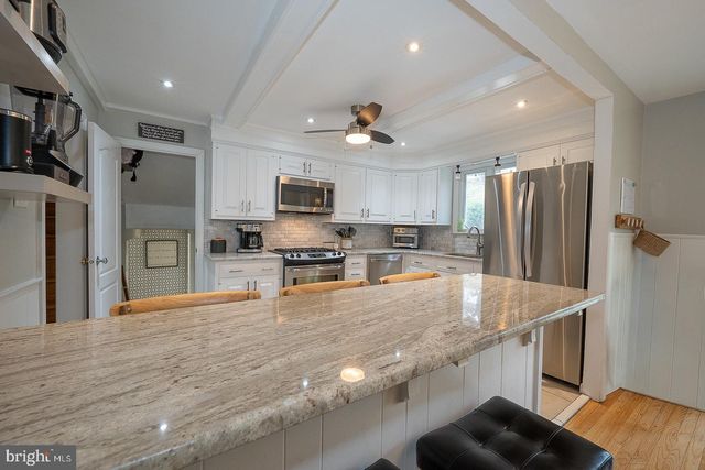 8 GROVE LN, Broomall, PA 19008