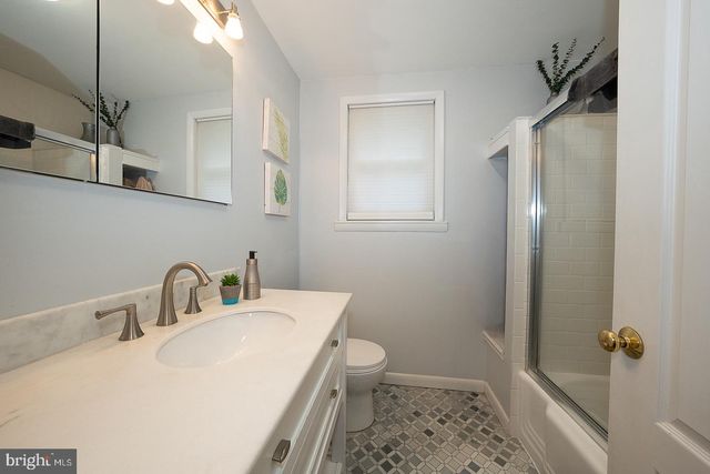 8 GROVE LN, Broomall, PA 19008