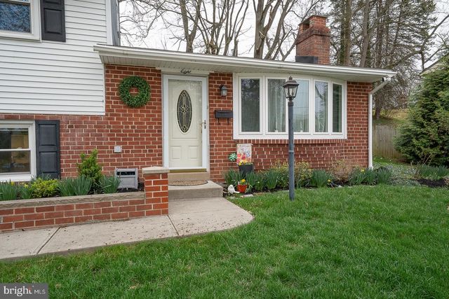 8 GROVE LN, Broomall, PA 19008