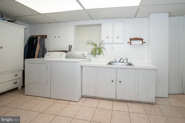 8 GROVE LN, Broomall, PA 19008