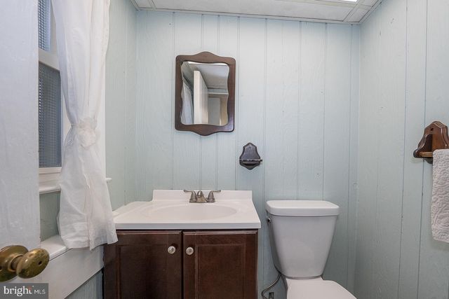 8 GROVE LN, Broomall, PA 19008