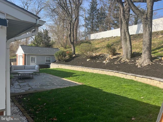 8 GROVE LN, Broomall, PA 19008