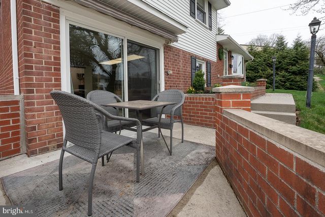 8 GROVE LN, Broomall, PA 19008