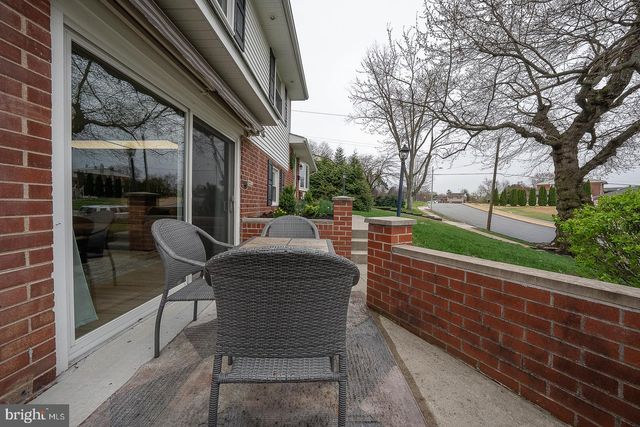 8 GROVE LN, Broomall, PA 19008