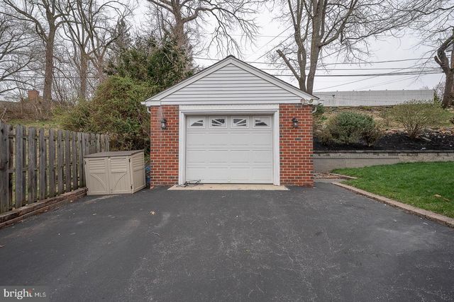 8 GROVE LN, Broomall, PA 19008