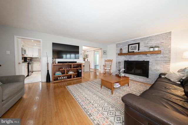 8 GROVE LN, Broomall, PA 19008