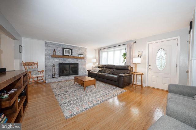 8 GROVE LN, Broomall, PA 19008