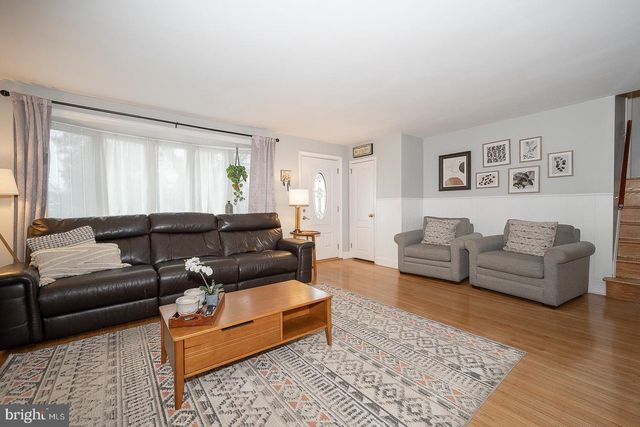 8 GROVE LN, Broomall, PA 19008