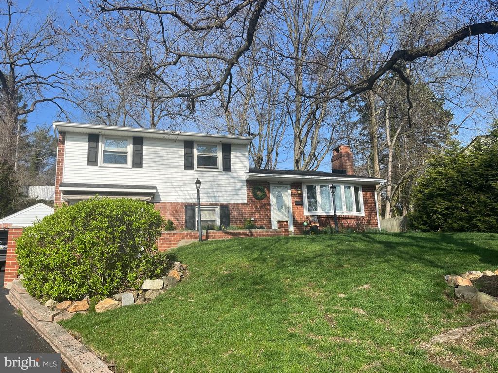 8 GROVE LN, Broomall, PA 19008