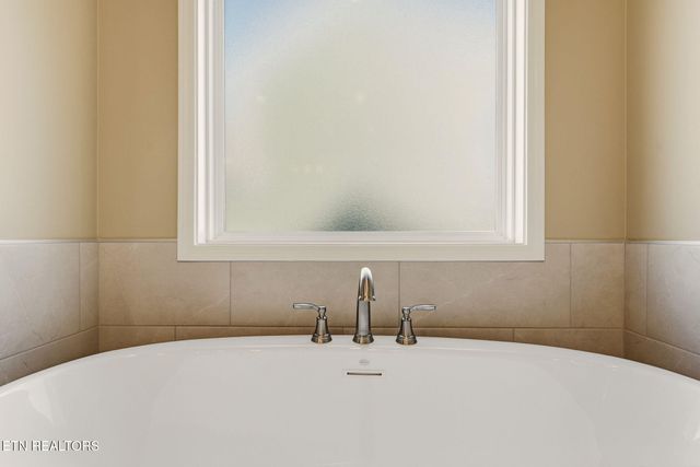 1751 Green Meadows Lane, Lenoir City, TN 37771