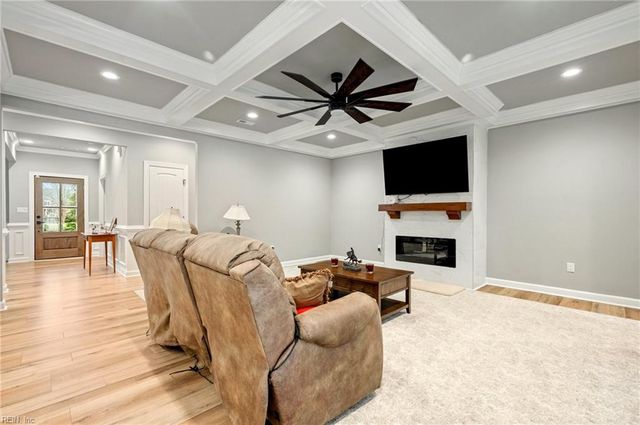 49 James River LN, Newport News, VA 23606