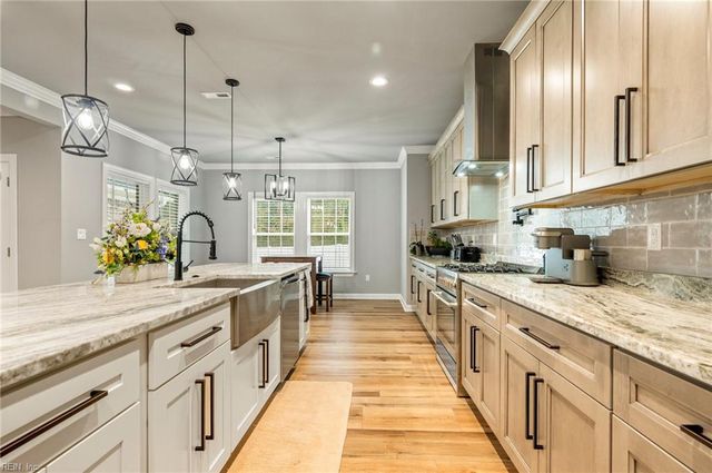 49 James River LN, Newport News, VA 23606